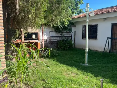 Casa 5 ambientes con 2 baños