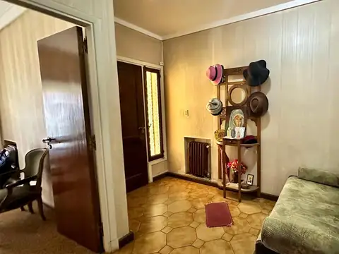 Chalet 5 Ambientes con importante jardín - Acevedo al 5600