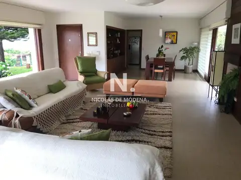 Casa 6 ambientes con 5 baños