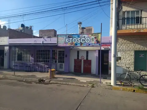 Casa con Local frente a la Terminal de Ómnibus