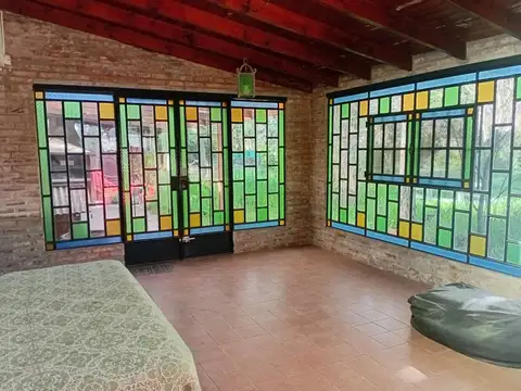 CASA EN VENTA CON PILETA Y AMPLIO TERRENO MORENO