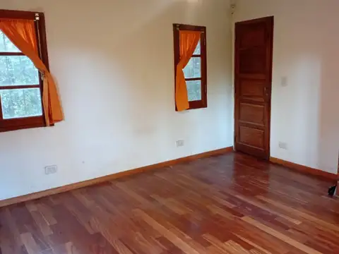 CASA EN VENTA CON PILETA Y AMPLIO TERRENO MORENO