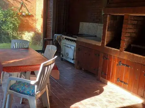 CASA QUINTA  en VENTA con PILETA -TORTUGUITAS