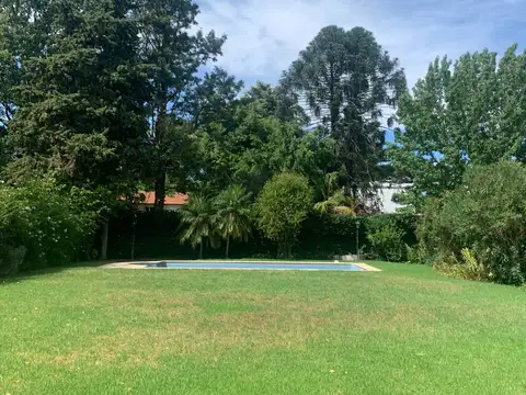 Excelente Casa En San Isidro, Muy Espaciosa, Gran Jardin, Excelente Ubicacion