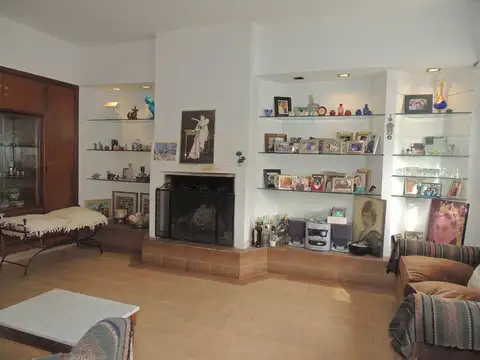 CASA A RECICLAR.238 MTS CUB.EXCELENTE UBICACION