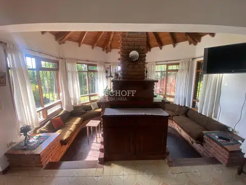 DOS EXCELENTES CHALETS MAS DEPARTAMENTO, SOBRE AMPLIO TERRENO