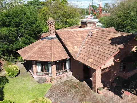 DOS EXCELENTES CHALETS MAS DEPARTAMENTO, SOBRE AMPLIO TERRENO