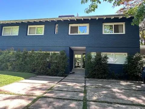 Casa 8 ambientes con 4 baños