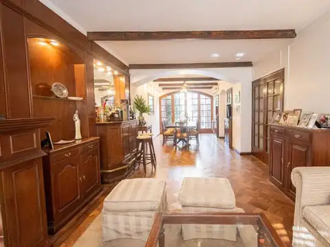 CASA DE CATEGORÍA + OFICINAS SOBRE AV. GRAL LOPEZ