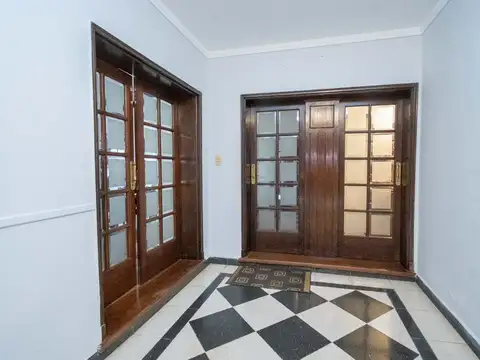 Casa 7 ambientes con 2 baños