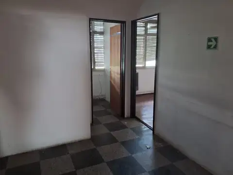 Galpón en 2 plantas con entrada de vehículo en Villa Pueyrredón.