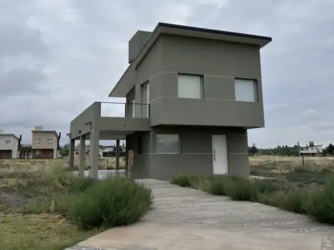 Chalet en Club de Campo Fincas del Diamante – 2 dormitorios – 1.295 m² de lote – Amoblada