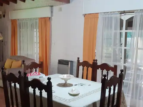 Casa 4 ambientes con 2 baños
