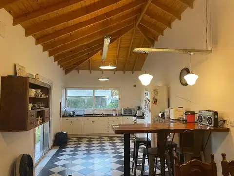 Casa 4 ambientes con 2 baños