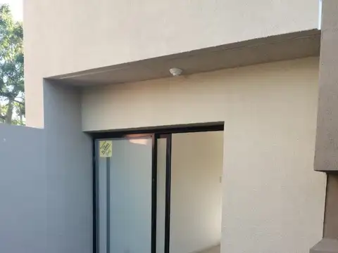 Dúplex estrenar 2 dormitorios, patio, parrillero, terreno libre. 481-5308