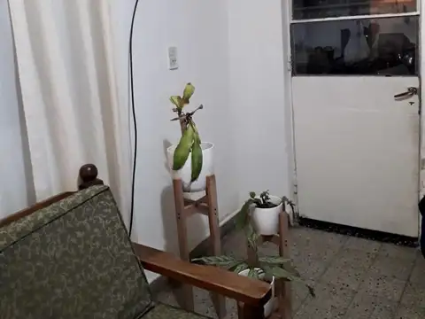 Casa 7 ambientes con 1 baño