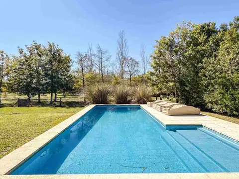 Casa en Alquiler con 2 cocheras