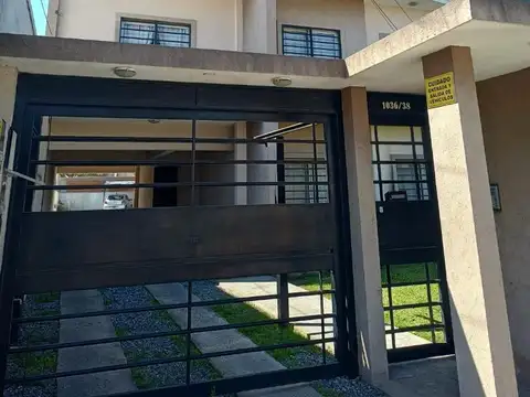 Departamento con jardin y cochera  