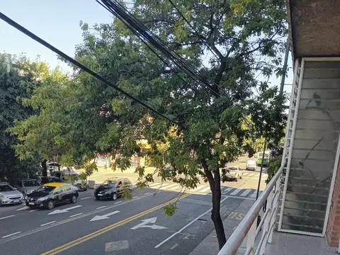 Dos ambientes al frente con balcón. Cocina indep. Cochera. Edificio con amenities