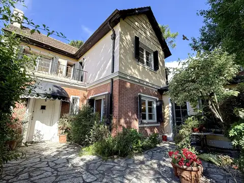 Casa en Venta de 2 Plantas Con Jardín, Excelente Ubicación en Olivos, Vicente López