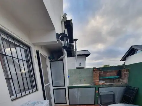 Casa 4 Ambientes con Cochera. Excelente Estado