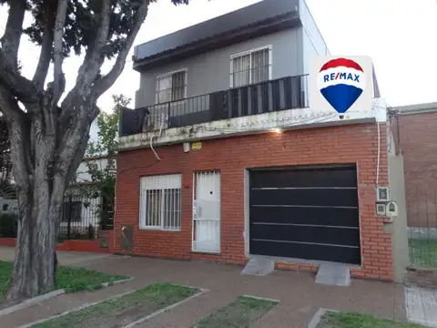 PH 4 ambientes en venta en Wilde con terraza