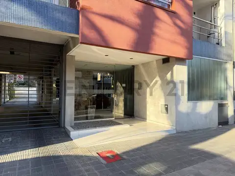 Vendemos en 15 entre 42 y 43, inmejorable ubicación | APTO BANCO.