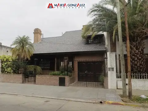 villa sarmiento chalet cuatro ambientes fondo libre piscina