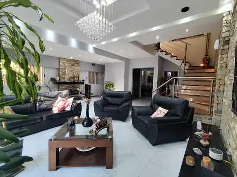 Casa venta multifamiliar , centro José C. Paz con quincho y garage    2 departamentos independientes