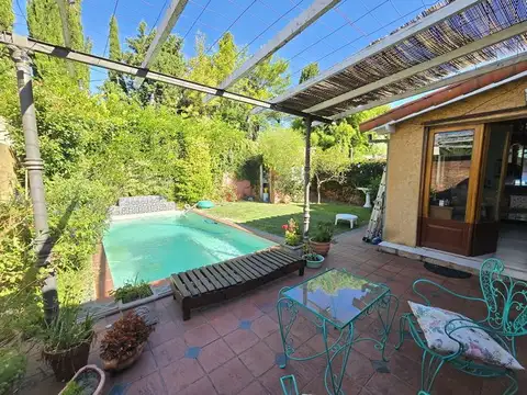 CHALET DE ESTILO - 2 DORM - ESCRIT - 2 BAÑOS - JARDIN PISCINA