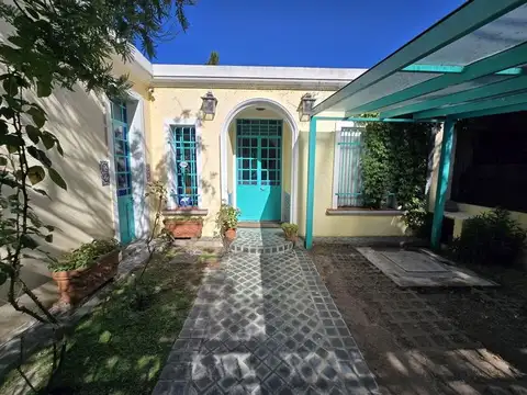 CHALET DE ESTILO - 2 DORM - ESCRIT - 2 BAÑOS - JARDIN PISCINA