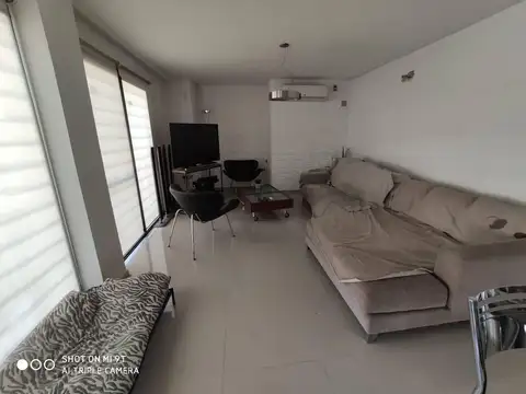 Casa en Alquiler con 3 cocheras