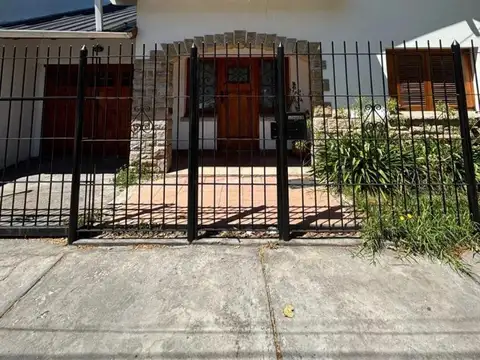 CHALET 3 AMB. + QUINCHO Y DEPENDENCIAS