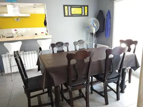 Casa 6 ambientes con 2 baños