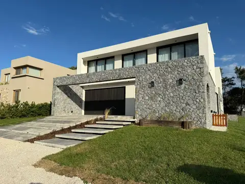 Casa EXCELENTE casa en Barrio Costa Esmeralda