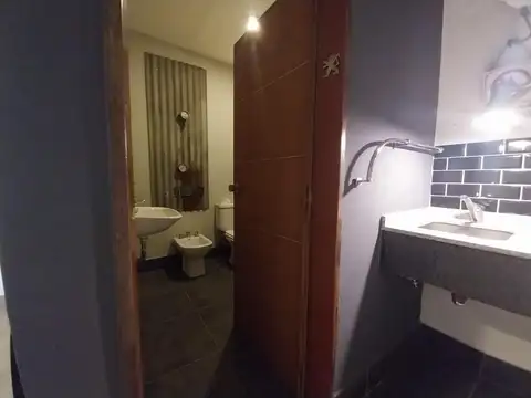 LOCAL CON RENTA KIOSCO + COMIDAS AL PASO