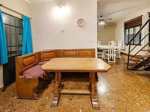 Casa 7 ambientes con 2 baños