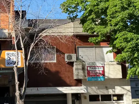 Casa unica en P.A con garage y recepcion en P.B