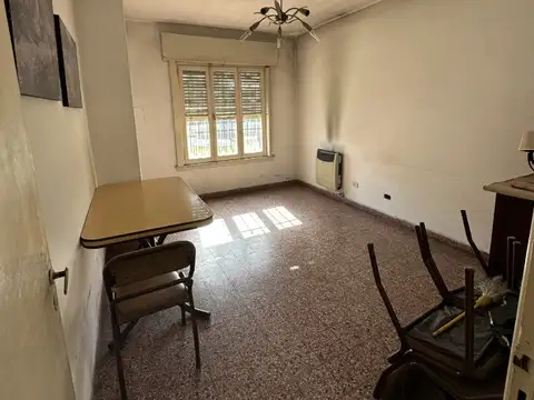 Pringles 3100, Piso PB