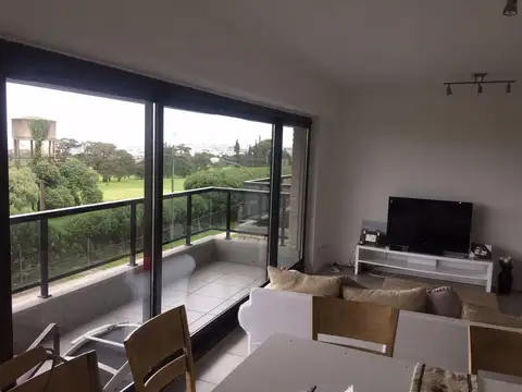 Departamento frente al mar y al Golf de Playa Grande, en sólido edificio de categoría.