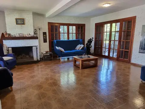 Casa 6 ambientes con 2 baños