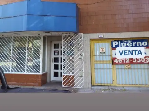 VENTA CON RENTA Casa con garaje y local sobre lote propio 8.66 x 18.26 m2 vvda 4 amb dos baños patio tza balcon fte