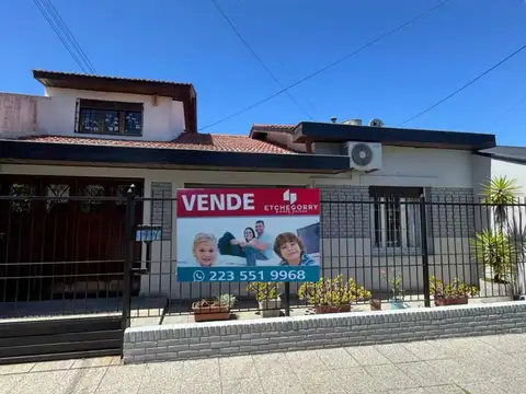 Casa en Juana Manso 900 de cinco ambientes con patio y garage