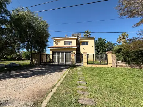 Casa en venta en Funes de tres dormitorios cochera dos autos jardin con galeria parrilla