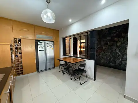 Casa 7 ambientes con 2 baños