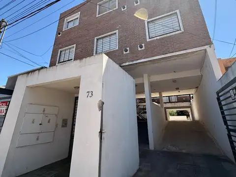 Dpto de escalera 1 dorm Lamadrid 74