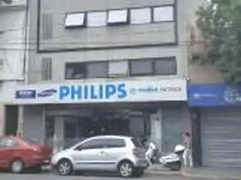 LOCAL  8,66 X 45 .   EXCELENTE LOCAL COMERCIAL SOBRE LOTE PR