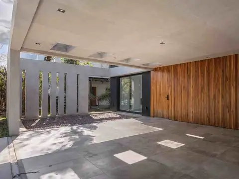 Casa en Venta con 2 cocheras