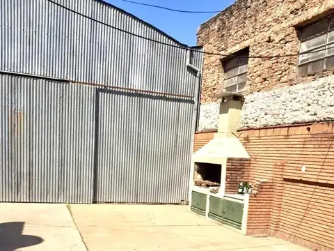 Venta de Galpón con Casa, Piscina y Amplio Terreno sobre Bv. Oroño – Rosario