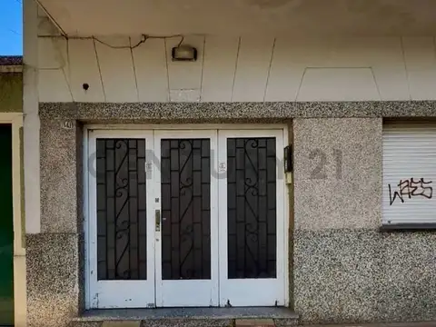 Amplia Casa en PH con Entrada Independiente y Garage